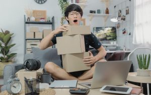 Un personne qui prépare des colis pour du Dropshipping