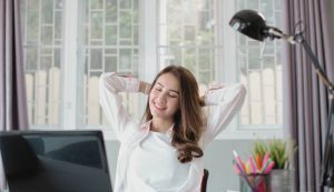 Une femme heureuse au travail