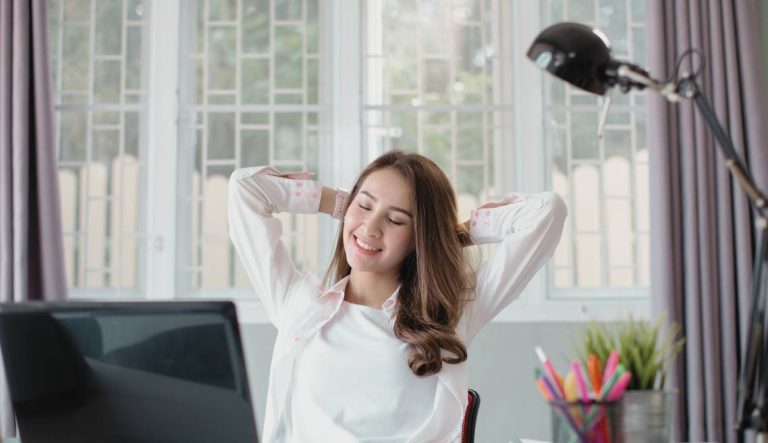 Une femme heureuse au travail