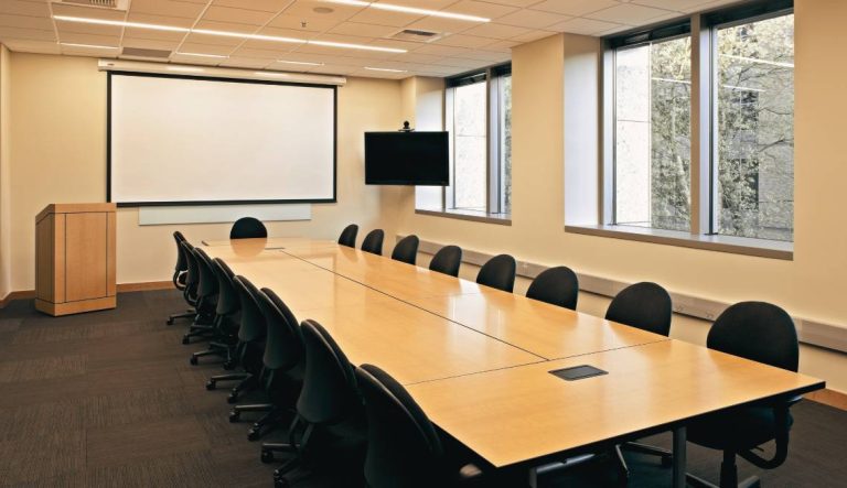 Une salle de réunion vide