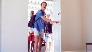Des amis qui arrivent dans une location saisonnière